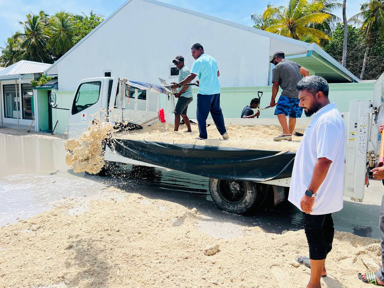 ރަށުގެ މަގުތަކުގައި ފެން ހެދުމަށް ހައްލަކަށް މަގުތަކަށް ރަށުގެ ރައްޔިތުން ވެލި އެޅުން